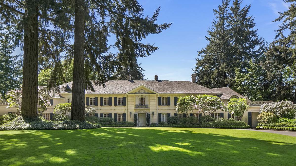Elegant estate home with manicured lawn in Ottawa